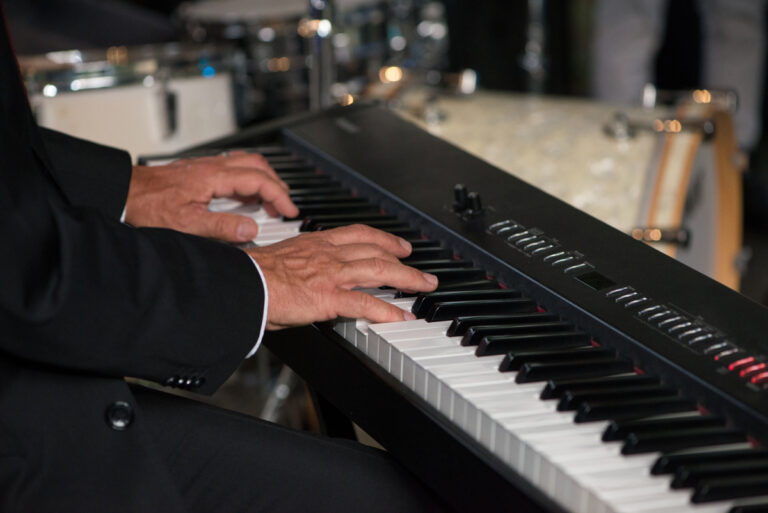 Nahaufnahme des Beatroller-Keyboarders beim Spielen eines E-Pianos