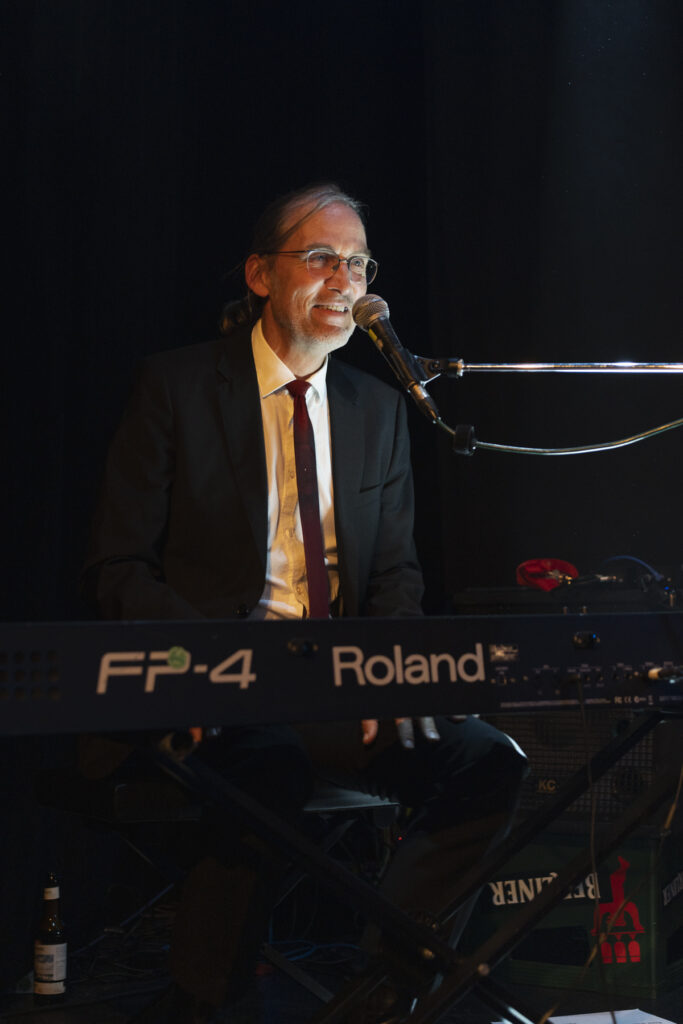 Norbi, Keyboarder der Beatroller, beim Liveauftritt an einem Roland FP-4
