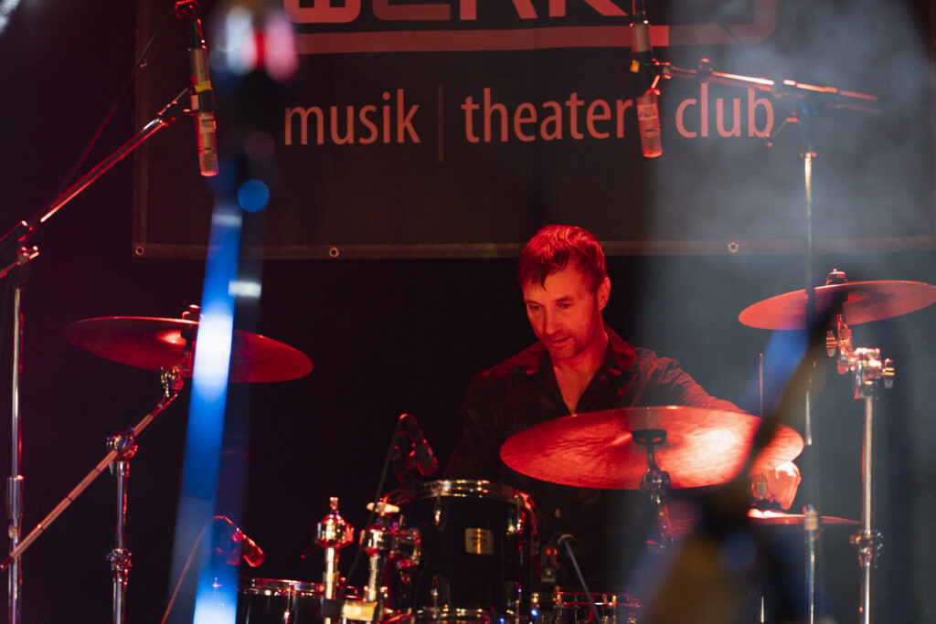 Paul, Schlagzeuger der Beatroller, beim Liveauftritt im Musik Theater Club