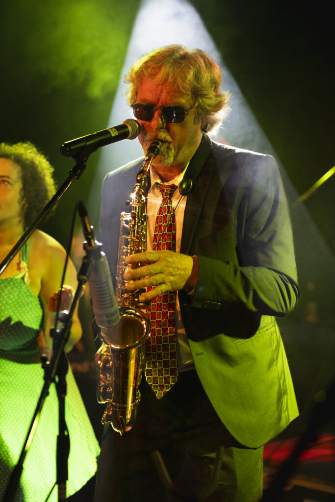 Dirk, Saxophonist der Beatroller, beim Liveauftritt unter grünem Bühnenlicht