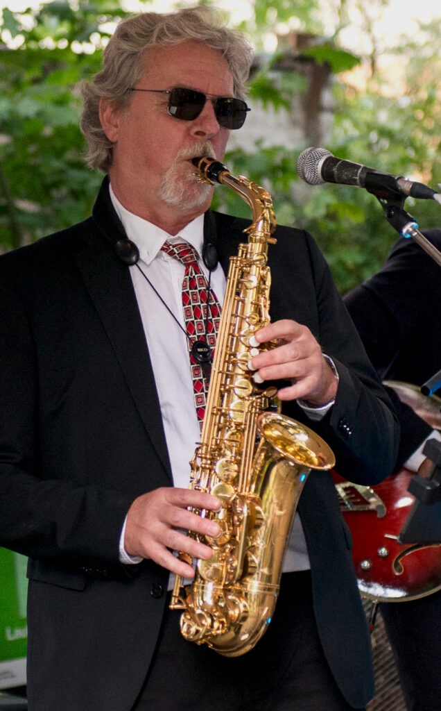 Dirk, Saxophonist der Beatroller, beim Daylight Open Air 2023 im Freien
