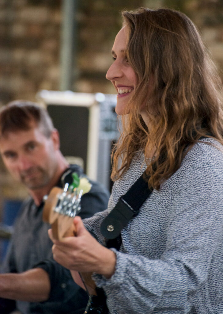 Amanda, Bassistin der Beatroller, lachend beim Daylight Open Air 2023