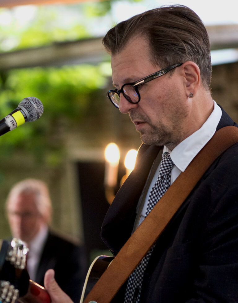 Oli, Gitarrist der Beatroller, konzentriert beim Daylight Open Air 2023