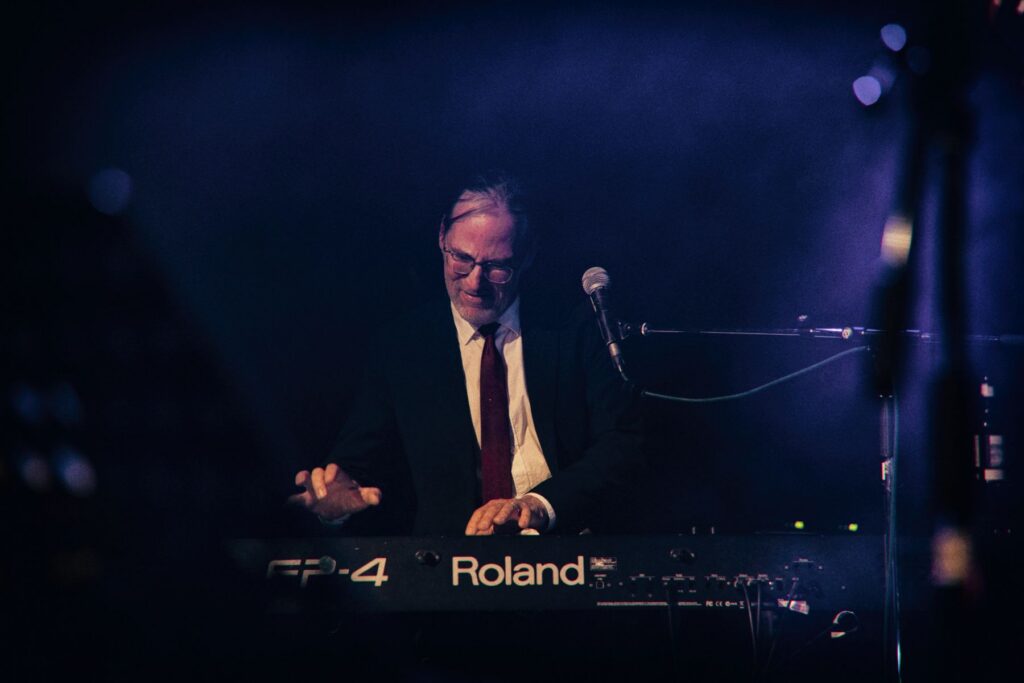 Norbi, Keyboarder der Beatroller, versunken beim Spielen am Roland FP-4 auf der Bühne