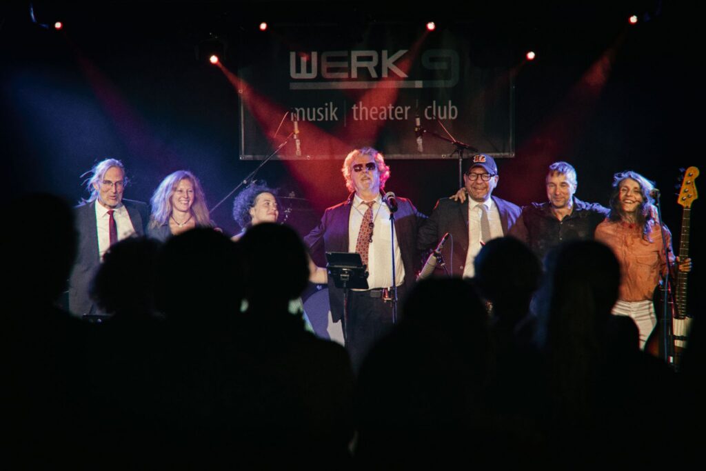 Norbi, Sarah, Tina, Dirk, Oli, Paul und Amanda – die Beatroller als komplette Band beim Liveauftritt im Werk9 Berlin