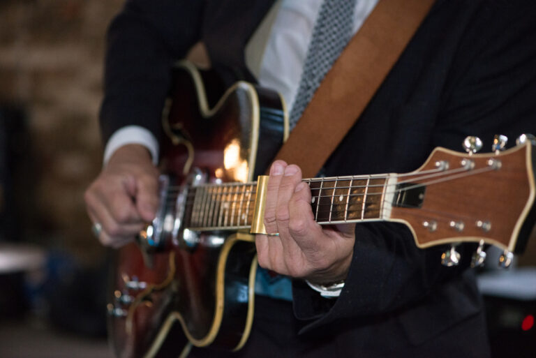 Beatroller-Gitarrist beim Open-Air-Auftritt – Nahaufnahme einer Semi-Hollow-Gitarre